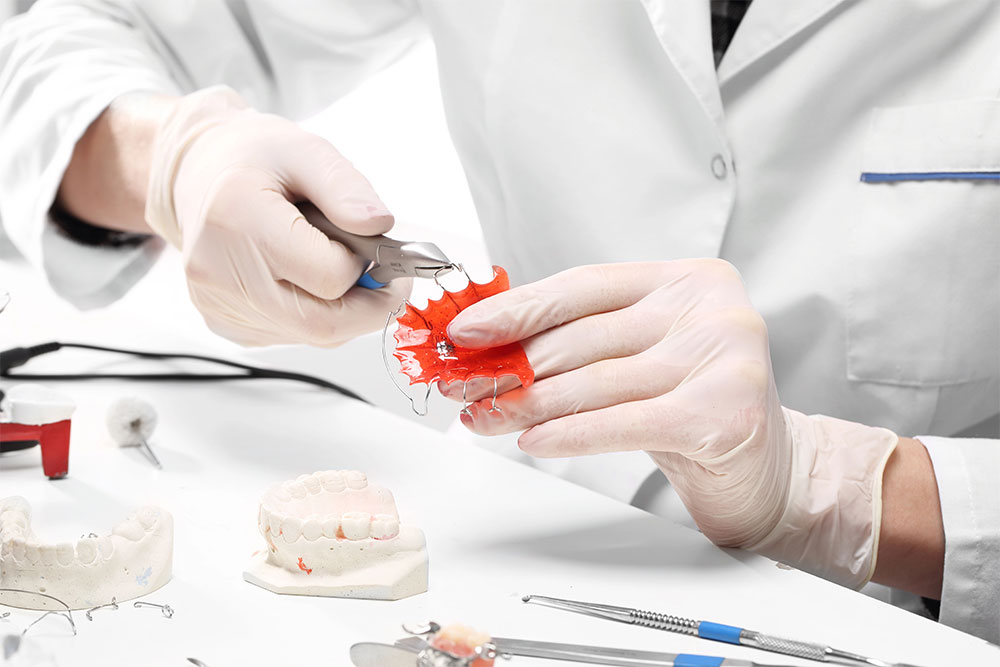 advantages-of-working-with-a-full-service-dental-lab
